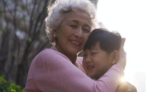 奶奶带孙子在小区游乐场玩滑梯送孩子上学