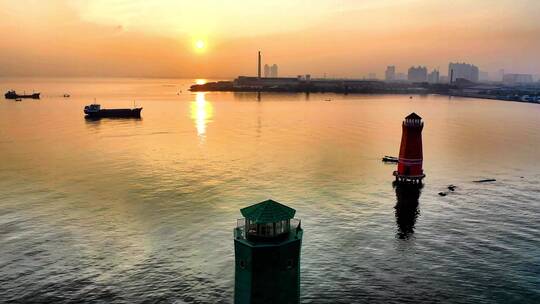 夕阳下尼西亚海湾上的灯塔航拍
