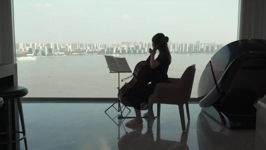 在江边豪宅拉大提琴 4k