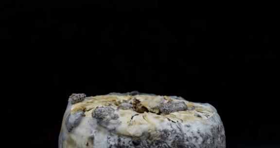 灰平菇在菌菇包上生长出菇的延时