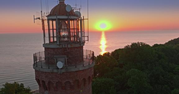 波兰波罗的海日出时的高灯塔。