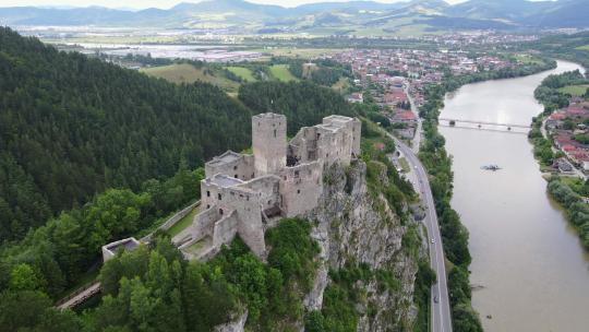 斯洛伐克斯特里克诺村城堡的鸟瞰图