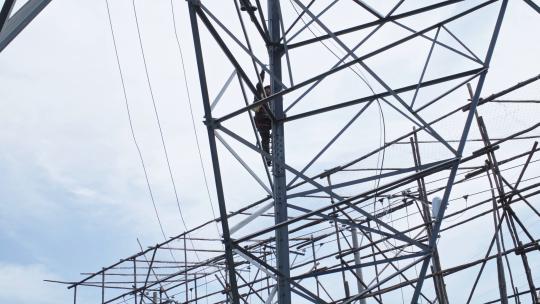 电力工人爬电力塔实拍4k