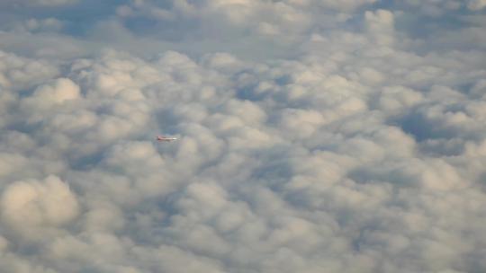 重庆云层之上飞行的航空公司航班