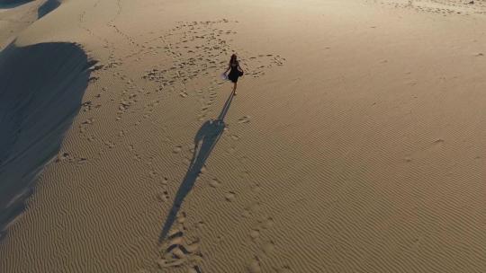 女人在行走沙漠
