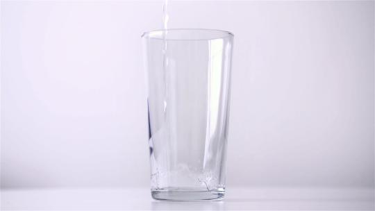 纯色水杯倒水意境增加白开水纯洁