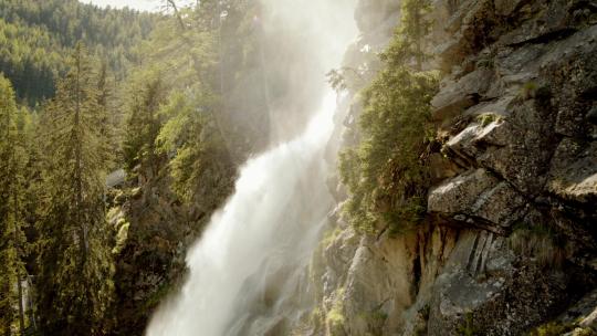 航拍瀑布森林中高山流水的瀑布视频素材模板下载