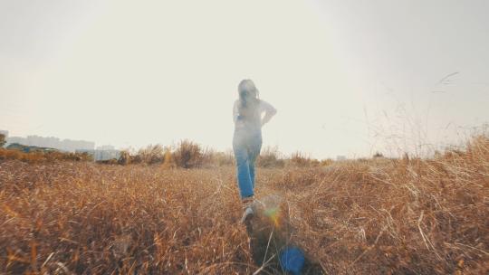 美女奔跑的背影