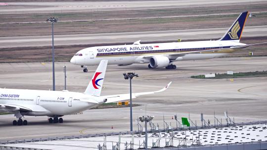 新加坡航空飞机在浦东机场跑道滑行