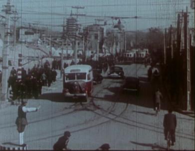 六七十年前的北京马路 马路洒水车