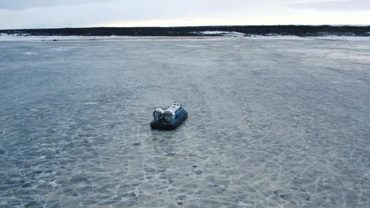 航拍冰面上滑行的小船视频素材模板下载