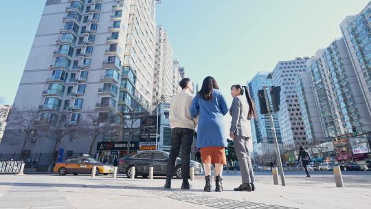 小区 看房 买房 房地产 中介 介绍 夫妻