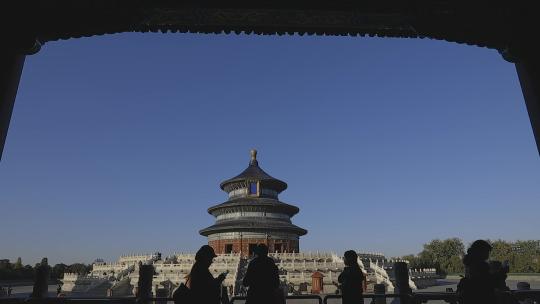 北京天坛正面蓝天封闭式构图取景运镜