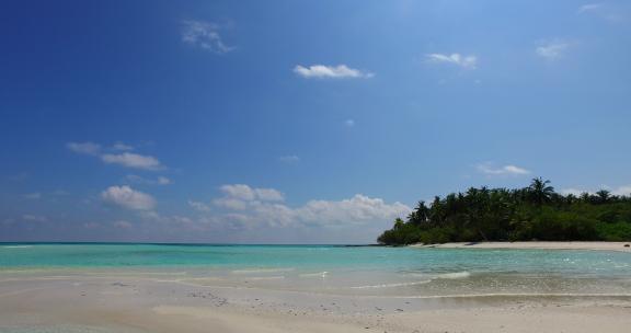 日间空中旅游拍摄的白色沙滩天堂海滩和蓝色海洋背景在最好的质量