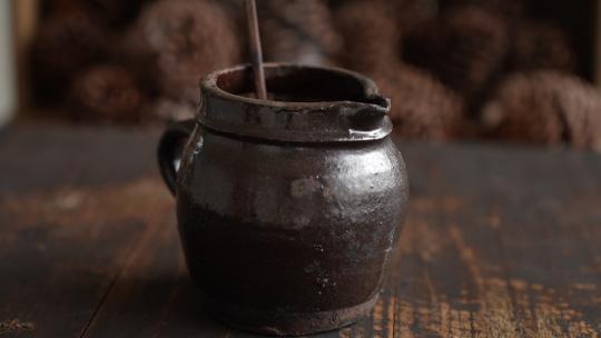 复古风格的陶瓷瓦罐
