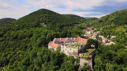 斯洛伐克莫德里·卡门镇城堡的鸟瞰图