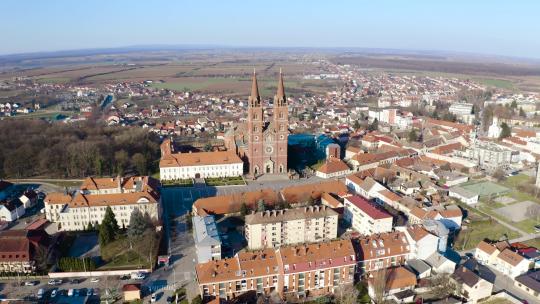 克罗地亚达科沃大教堂和达科沃镇白天的鸟瞰图。