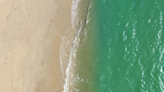 海南岛自然风光蔚蓝的海浪冲刷沙滩