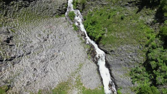 法国阿尔卑斯山的河流瀑布，萨伏伊岛，法国-空中自上而下