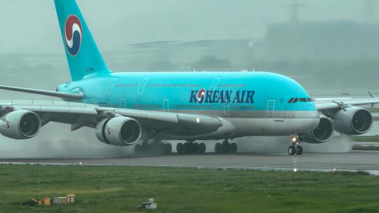 巨无霸A380雨中降落疯狂“吹水”场面