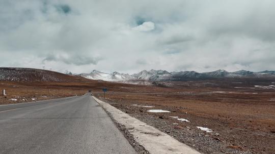 西藏旅游风光318国道喜马拉雅山脉残雪