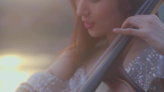 美女阳光拉大提琴