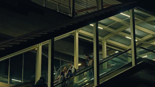 地铁站天梯行人夜景视频素材模板下载