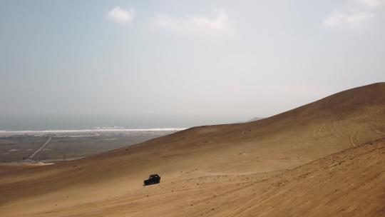 航拍在沙丘上行驶的汽车