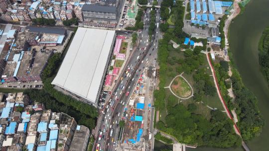 清航拍广州新滘中路车流施工中的地铁11号线