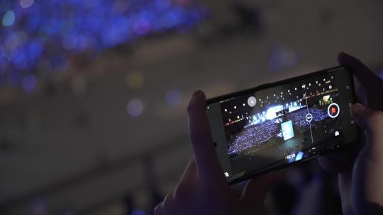 演唱会上用手机录制视频视频素材模板下载