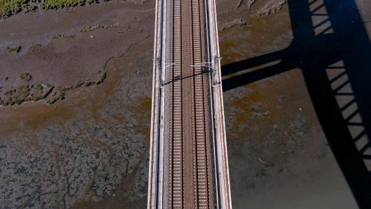 沼泽上方的铁路桥视频素材模板下载