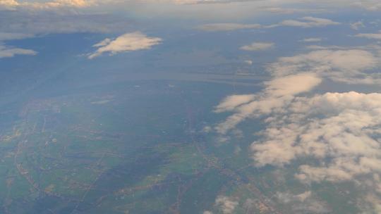 航空业飞机窗外漂浮的云景