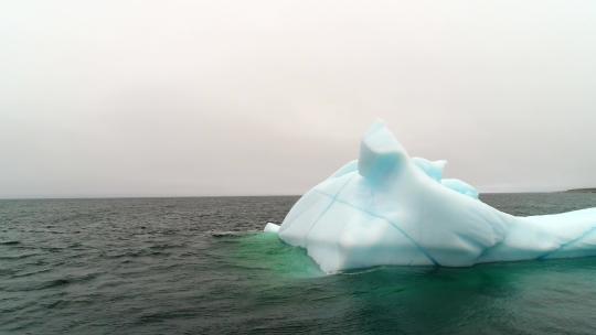 漂浮在海洋中的蓝色冰山