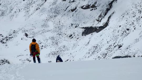冰川上攀登四川阿坝岷山山脉都日峰的登山者