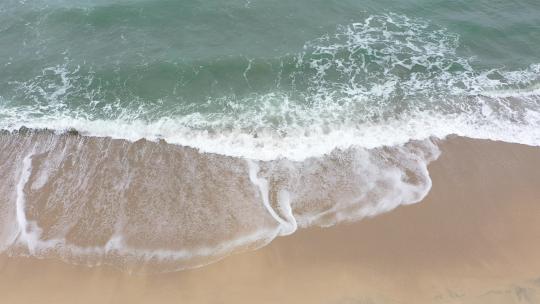 海浪沙滩海浪拍打沙滩航拍旅拍素材潮汐