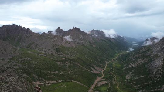 航拍四川旅游莲宝叶则石头山高原自然风景