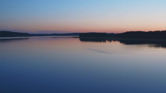 日落后的平静湖
