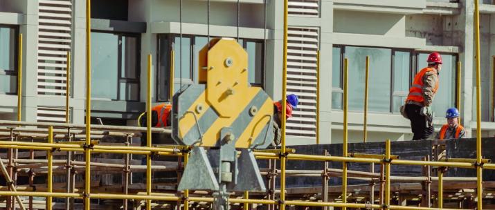 工地建筑工人施工作业大型机械化作业设备