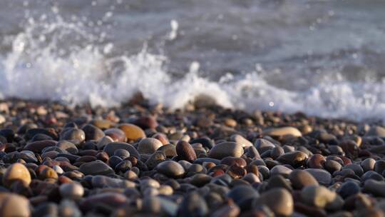 海浪冲刷着海岸线上的砾石