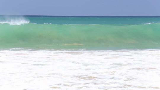 查看海浪撞击沙滩沙滩