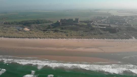 苏格兰海滩上城堡的鸟瞰图
