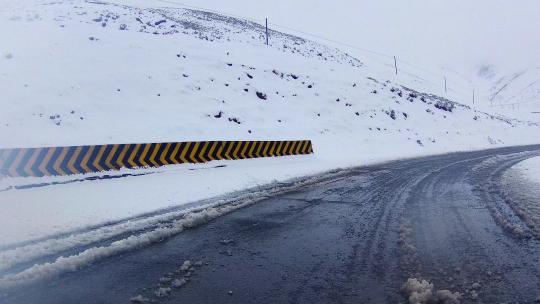 雪天 大雾 行车 冰雪路面 白茫茫 公路 山路视频素材模板下载