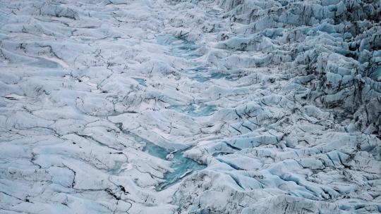 航拍冰山融化冰雪流入大海冰岛冰山自然风光