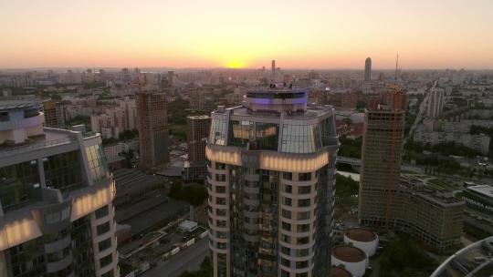 日落时分城市摩天大楼的鸟瞰图29
