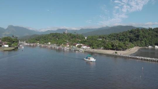 古雅的巴西科斯塔维德镇，船靠近帕拉蒂防波堤