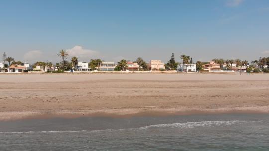 西班牙南部阿尔梅里亚的Playas de Vera海滩。炎热夏日的航拍照片。