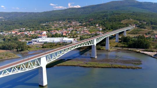乌拉河上的铁路桥、村庄和工业建筑以及森林覆盖的山脉