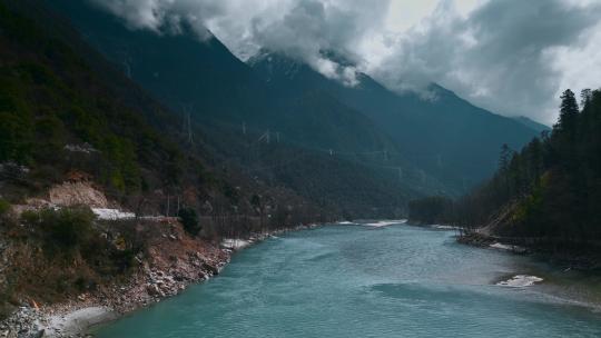 西藏旅游风光318国道林芝段蓝色河水云山