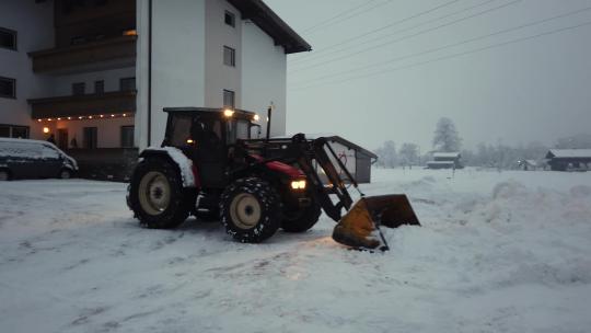 拖拉机除雪视频素材模板下载