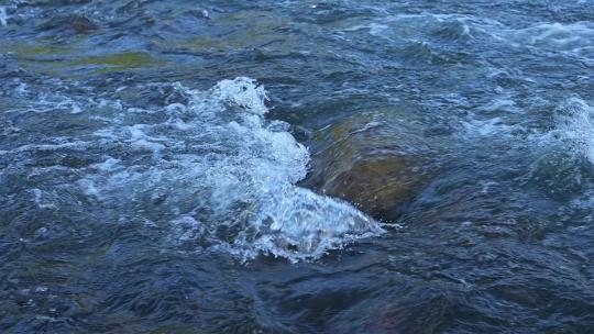 清澈的水流溪流特写慢镜头